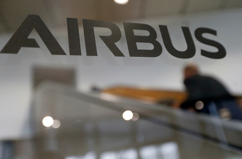 © Reuters. The logo of Airbus is pictured during the Airbus A350-1000 maiden flight event in Colomiers near Toulouse