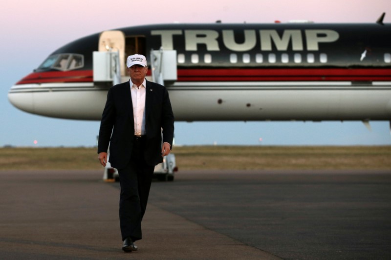 © Reuters. Republican presidential nominee Donald Trump walks off his plane at a campaign rally in Colorado Springs