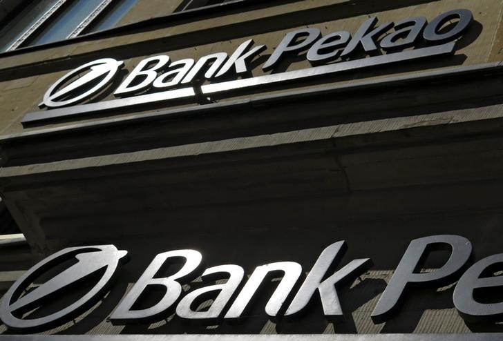 © Reuters. Bank Pekao, Unicredit cede 32,8% a Pzu e Pfr per 2,4 miliardi di euro