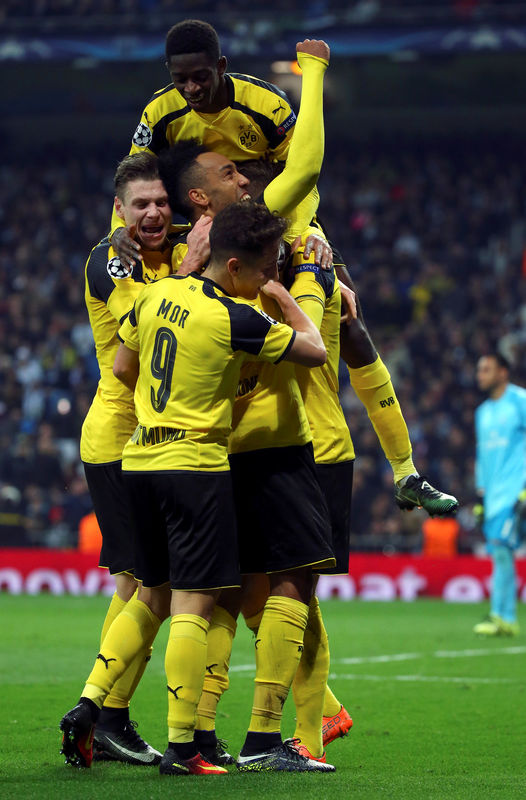 © Reuters. El Borussia Dortmund relega al Real Madrid en Liga de Campeones; Sevilla pasa