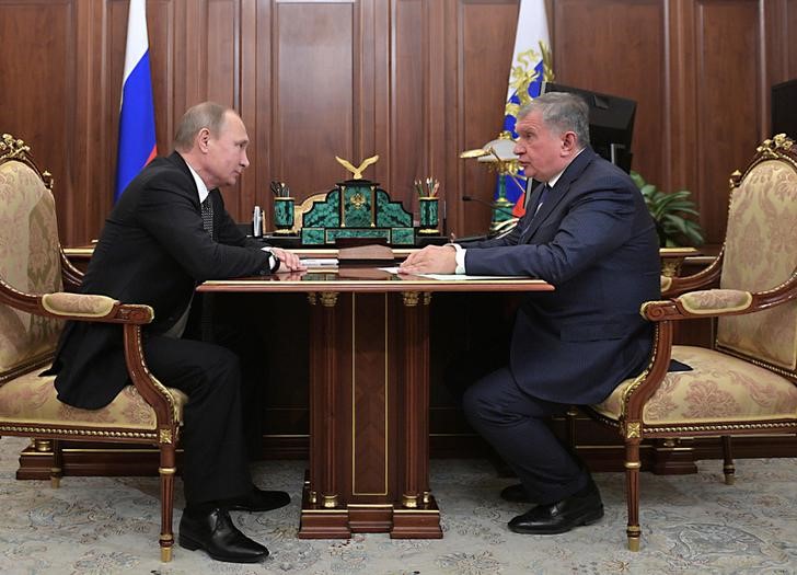 © Reuters. Владимир Путин встречается с Игорем Сечиным в Кремле