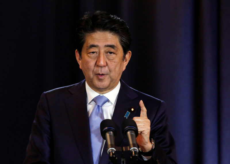 © Reuters. Japanese PM Shinzo Abe gestures during a press conference in Buenos Aires, Argentina