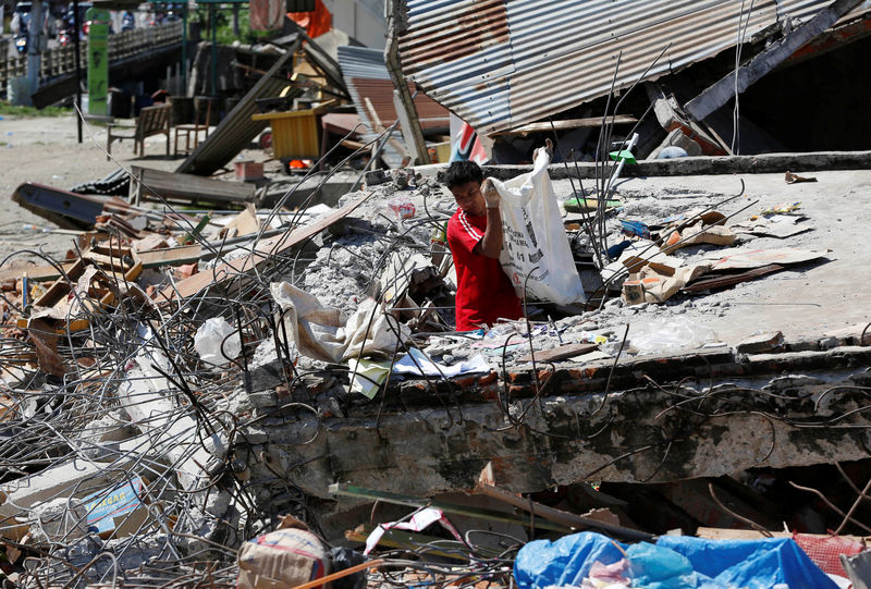 © Reuters. La cifra de muertos por el terremoto de Indonesia supera el centenar