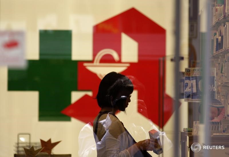 © Reuters. A woman is pictured in a pharmacy in Berlin