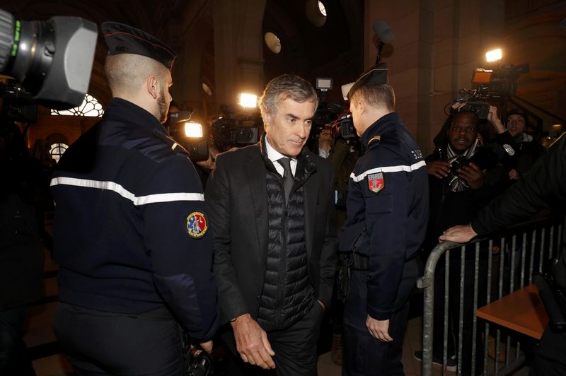 © Reuters. CAHUZAC CONDAMNÉ À 3 ANS DE PRISON FERME