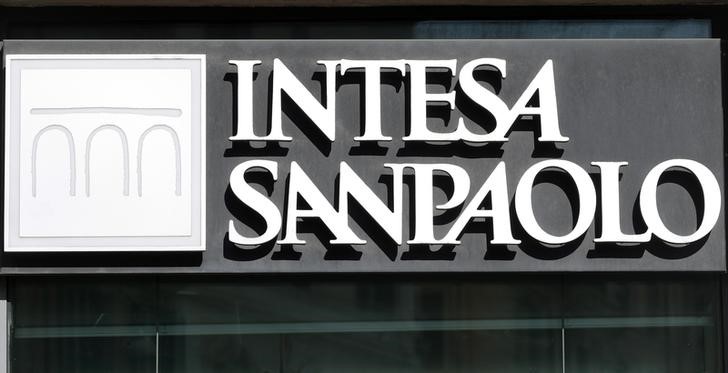 © Reuters. Логотип банка Intesa Sanpaolo в Риме