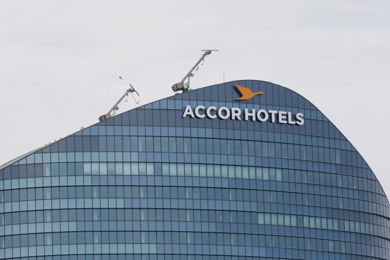 © Reuters. The logo of French hotel operator AccorHotels is seen on top of the building company's headquarters in Issy-les-Moulineaux near Paris