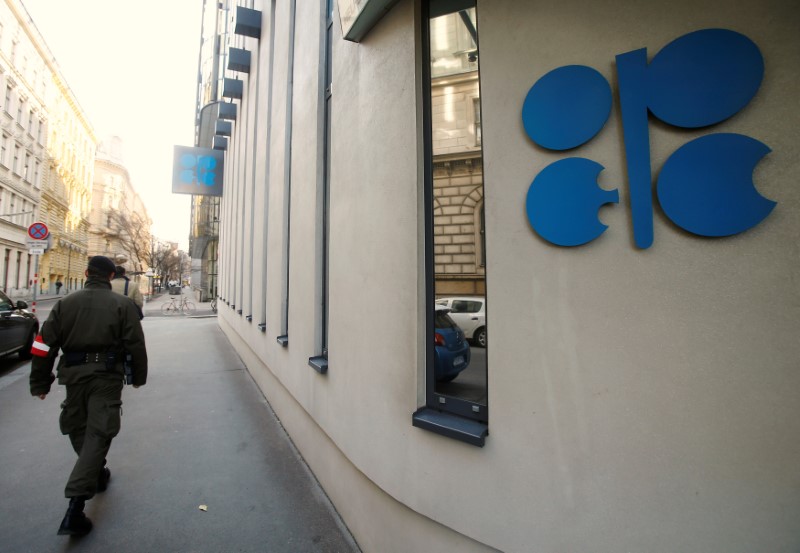 © Reuters. A soldier patrols in front of the OPEC headquarters in Vienna