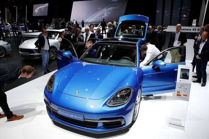 © Reuters. The Porsche Panamera 4S diesel is displayed on media day at the Paris auto show, in Paris