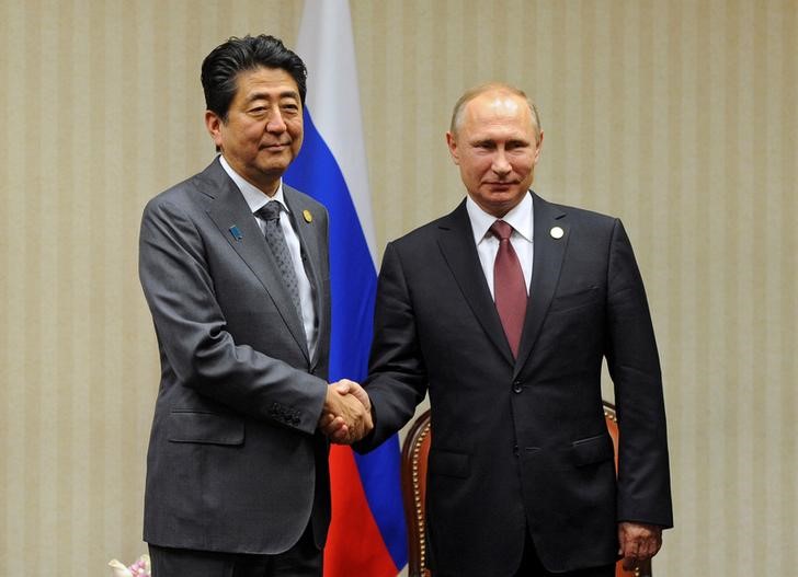 © Reuters. Primeiro-ministro japonês, Shinzo Abe, e presidente russo, Vladimir Putin, durante encontro em Lima