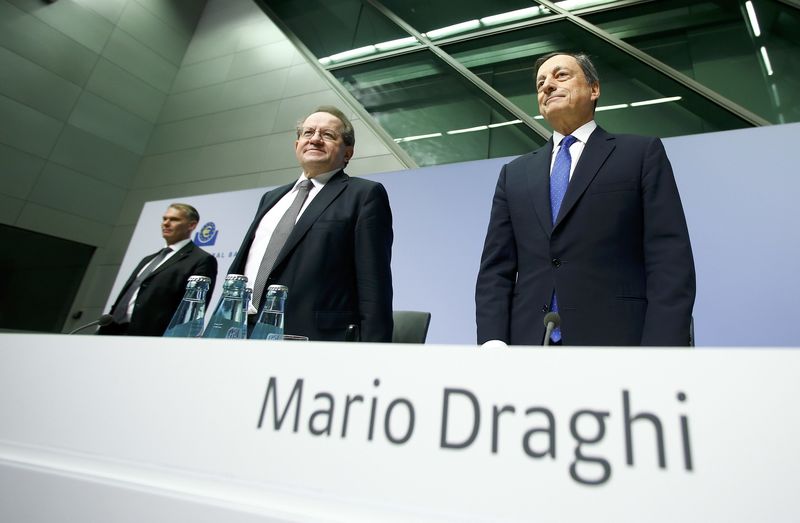 © Reuters. European Central Bank President Draghi and Vice President Constancio arrive for a news conference at the ECB headquarters in Frankfurt