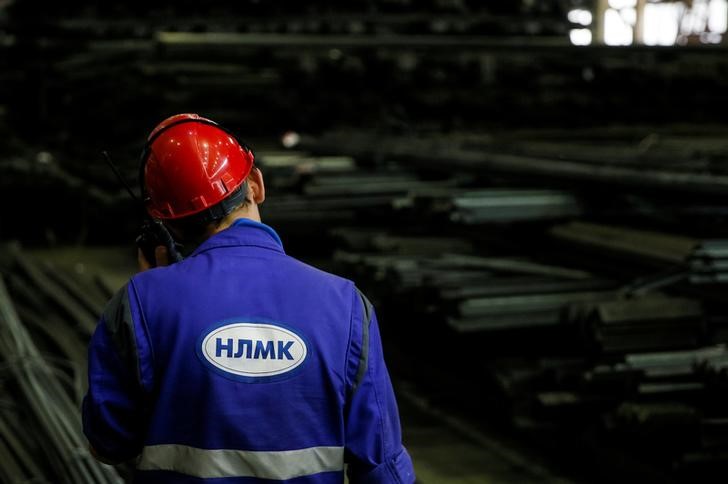 © Reuters. Рабочий на складе предприятия НЛМК-Калуга