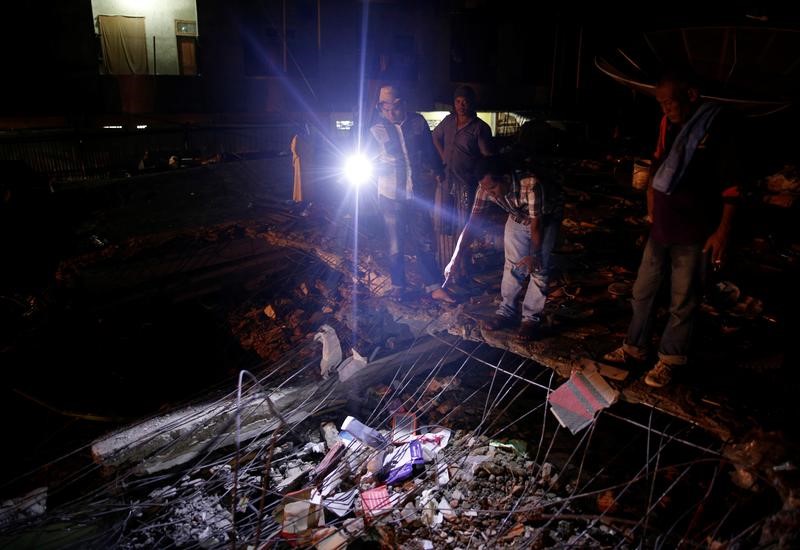 © Reuters. عدد ضحايا زلزال أندونيسيا يتجاوز المئة واستمرار جهود الإغاثة
