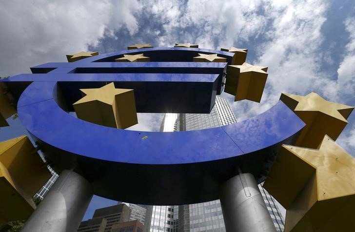 © Reuters. Estátua do logo do euro vista em Frankfurt