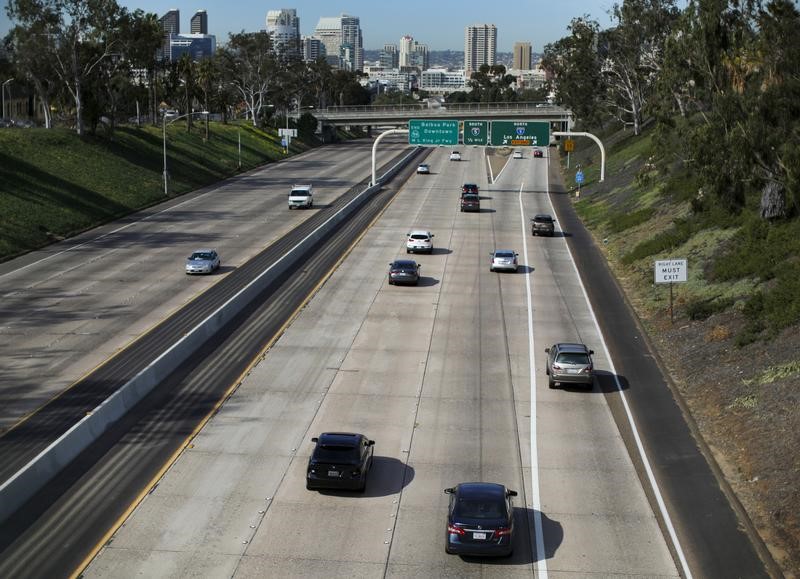 © Reuters. Cars travel north towards Los Angeles on Interstate highway 5 in San Diego