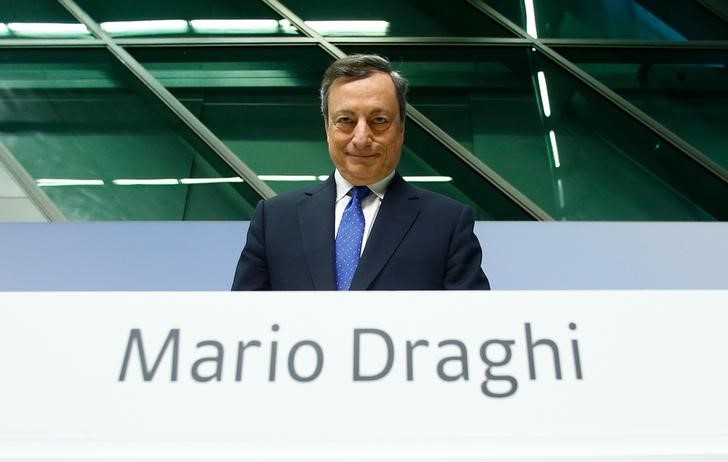 © Reuters. Президент ЕЦБ Марио Драги на пресс-конференции в штаб-квартире регулятора во Франкфурте-на-Майне
