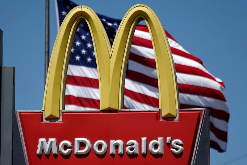 © Reuters. The logo of Dow Jones Industrial Average stock market index listed company McDonald's (MCD) is seen in Los Angeles