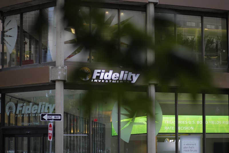 © Reuters. A sign marks a Fidelity Investments office in Boston