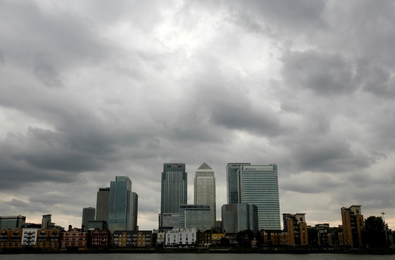 © Reuters. Storm clouds above Canary Wharf financial district in London