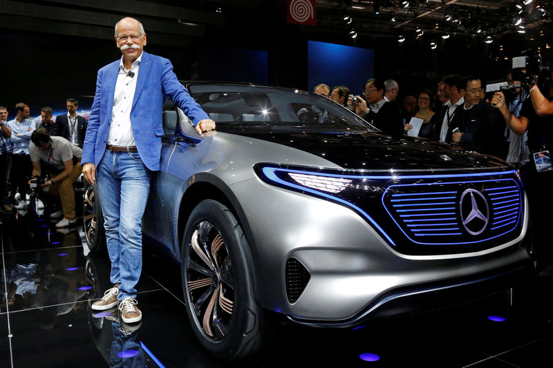 © Reuters. Dieter Zetsche, CEO of Daimler and Head of Mercedes-Benz, poses in front of a Mercedes EQ Electric car at the Paris auto show in Paris