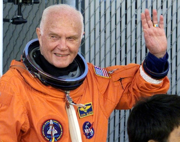 © Reuters. John Glenn acena no Kennedy Space Centre