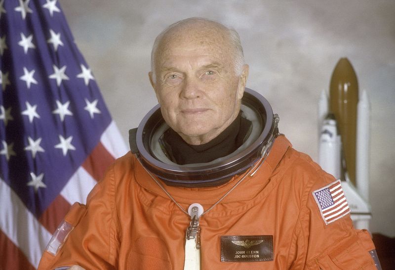 © Reuters. Astronaut and U.S. Senator John Glenn poses for his official NASA photo