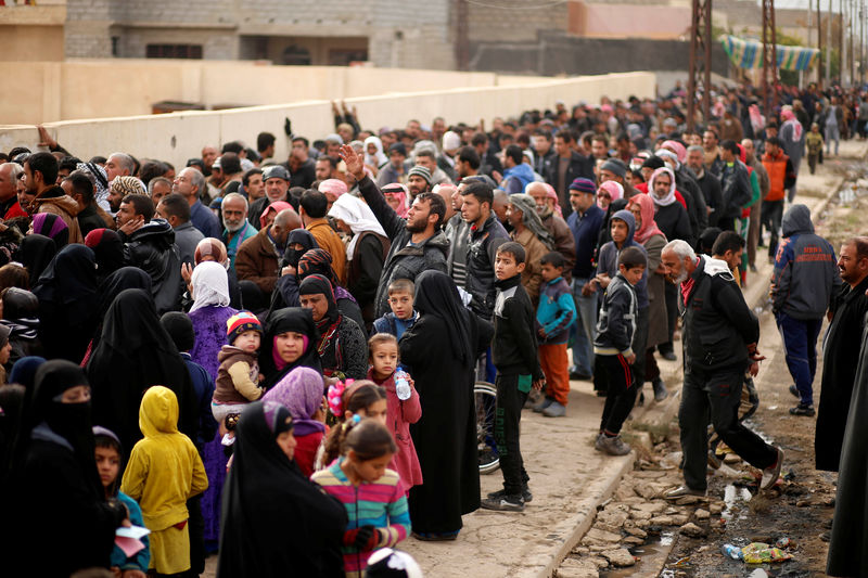 © Reuters. فوضى ويأس في أول عملية توزيع مساعدات من الأمم المتحدة داخل الموصل