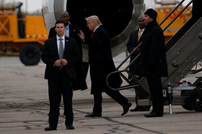 © Reuters. U.S. President-elect Donald Trump waves after arriving at John Glenn Columbus International Airport in Columbus, Ohio