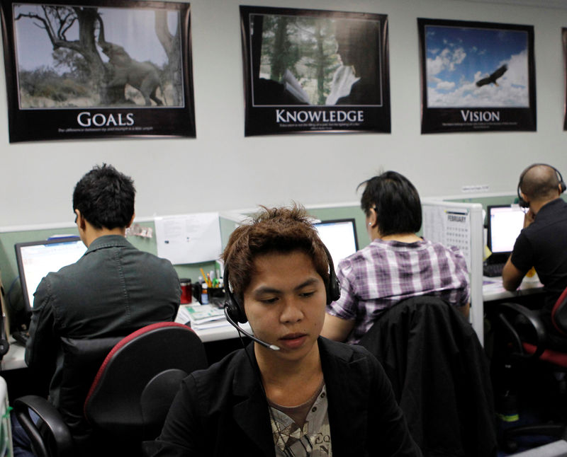 © Reuters. Call center agents work overnight daily to cater to United States clients in Manila