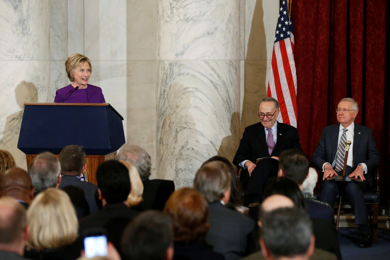 © Reuters. Clinton and Schumer participate in a ceremony to unveil a portrait honoring retiring Reid on Capitol Hill in Washington