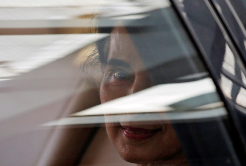 © Reuters. Myanmar's State Counsellor Aung San Suu Kyi sits in her car after arriving at the airport in New Delhi