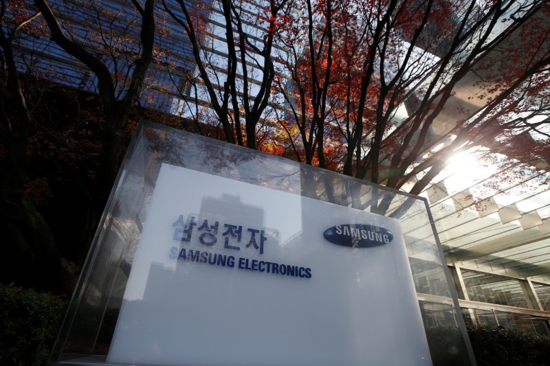 © Reuters. The logo of Samsung Electronics is seen at its headquarters in Seoul