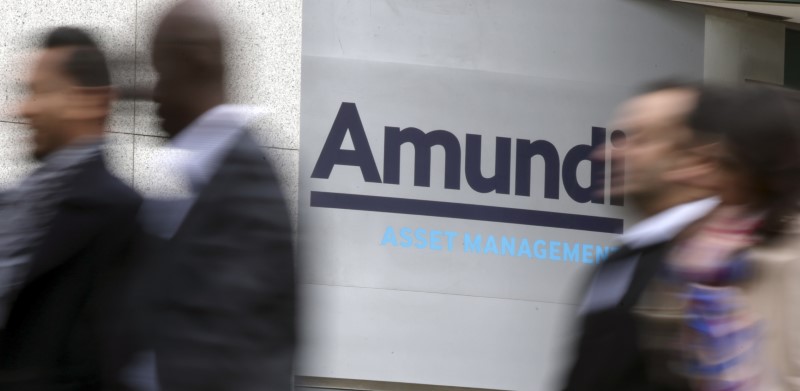 © Reuters. People walk near the Amundi company headquarters in Paris