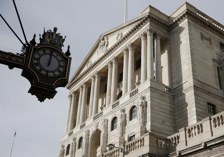 © Reuters. A clock strikes midday in front of the Bank of England in the City of London