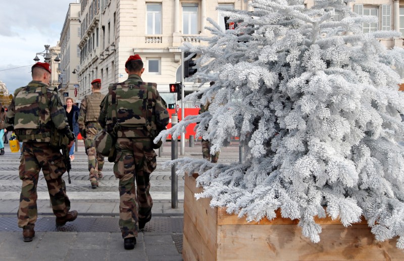 © Reuters. LES FRANÇAIS S'INQUIÈTENT D'UN POSSIBLE ATTENTAT PENDANT LES FÊTES DE FIN D'ANNÉE