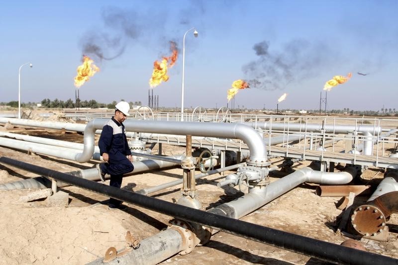 © Reuters. A worker walks at Nahr Bin Umar oil field, north of Basra