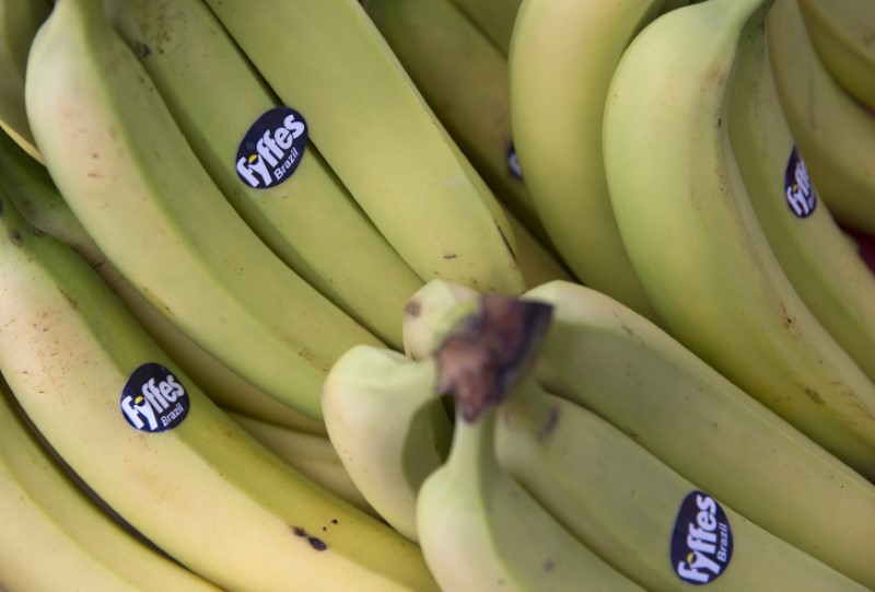 © Reuters. Bananas bearing Fyffes stickers are displayed on a market stall in central London