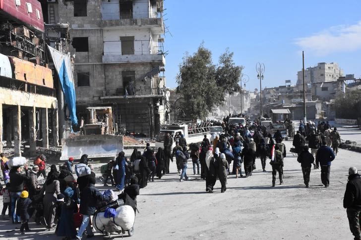 © Reuters. روسيا: فرار أكثر من 8000 سوري من مناطق المعارضة بشرق حلب خلال 24 ساعة