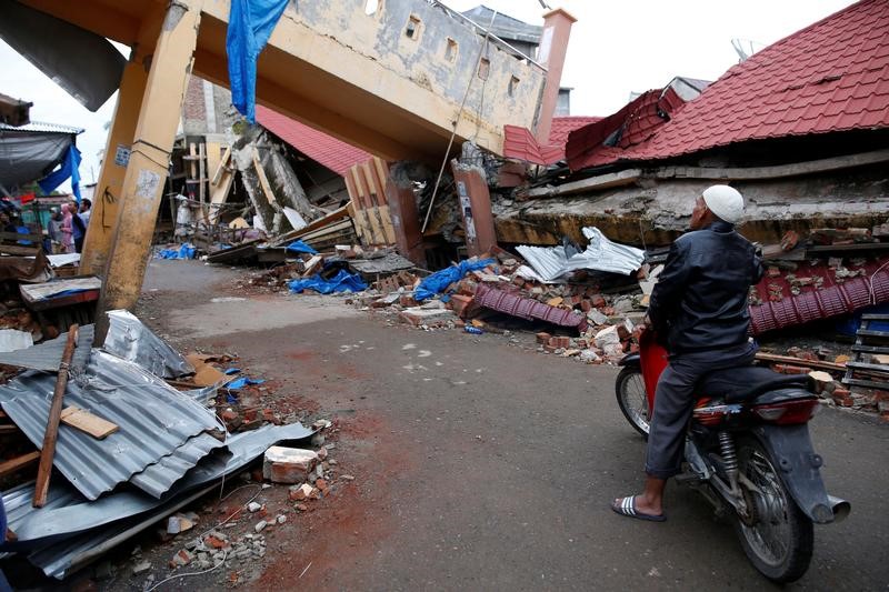 © Reuters. عمليات الإنقاذ في إندونيسيا تشارف على النهاية في أعقاب الزلزال