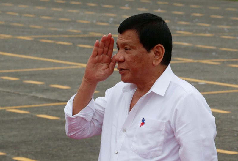 © Reuters. Philippine President Rodrigo Duterte salutes as he arrives to take part during the change of command for the new Armed Forces chief at a military camp  in Quezon city, Metro Manila