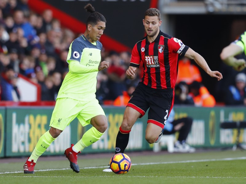 © Reuters. Liverpool's Roberto Firmino in action with Bournemouth's Simon Francis