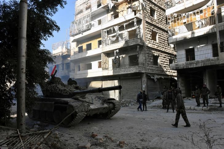 © Reuters. قوات الحكومة السورية تواصل هجومها في شرق حلب