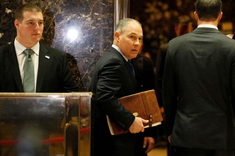 © Reuters. Scott Pruitt Attorney General of Oklahoma arrives to meet with U.S. President-elect Donald Trump at Trump Tower in Manhattan, New York