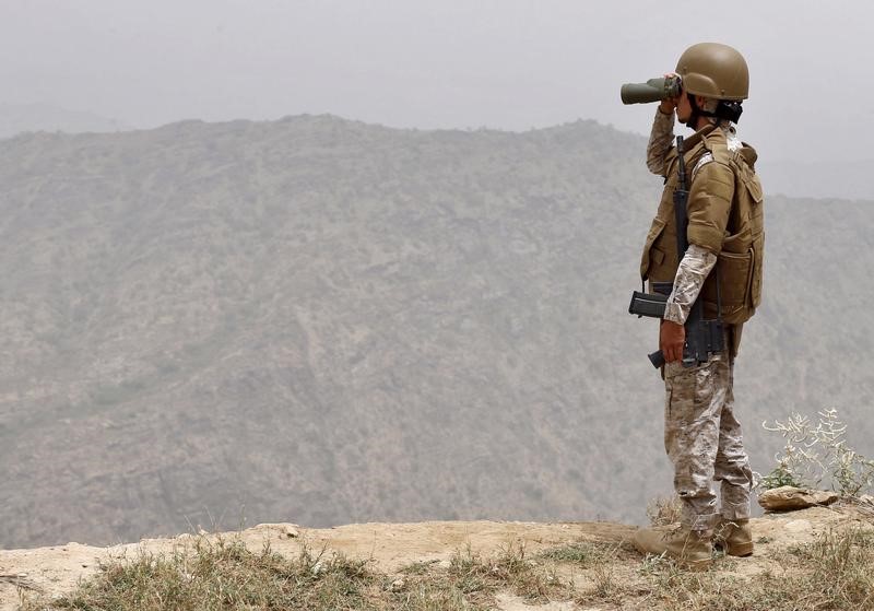 © Reuters. وكالة: مقتل جندي سعودي في انفجار لغم على الحدود اليمنية