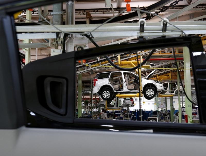© Reuters. A Mahindra XUV500 is pictured at the assembly line inside the company's manufacturing plant in Chakan