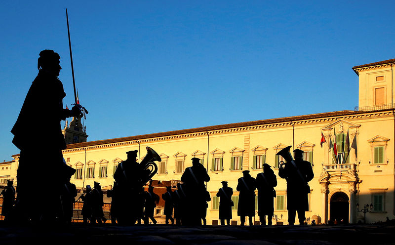 © Reuters. The Italian Carabinieri band performs before President Sergio Mattarella starts consultations at the Quirinale Palace in Rome