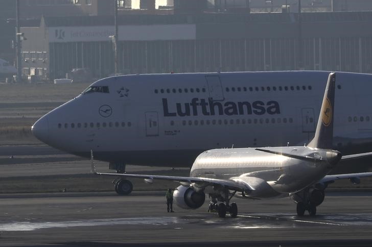 © Reuters. Planes stand on the tarmac during a pilots strike of German airline Lufthansa at Frankfurt airport