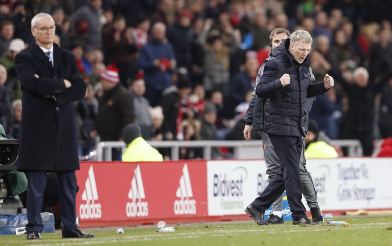 © Reuters. Sunderland manager David Moyes celebrates after the game as Leicester City manager Claudio Ranieri looks on