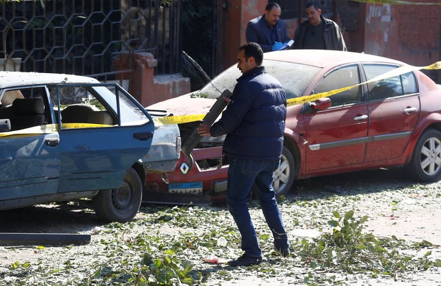 © Reuters. Policiais inspecionam local de explosão no Cairo