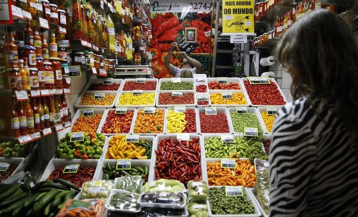 © Reuters. Mulher olhando alimentos em feira em Belo Horizonte
